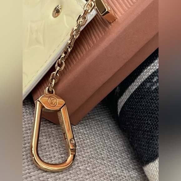 ⭐️LOUIS VUITTON Monogram Vernis Key Pouch in PERLE⭐️💯Authentic - Picture 7 of 12